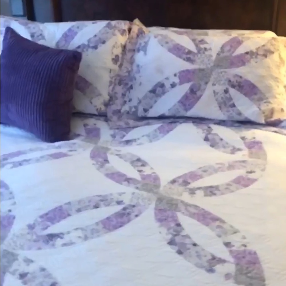MARTHA STEWART FLORAL Quilt with   matching Shams🪻💐 - Picture 2 of 7